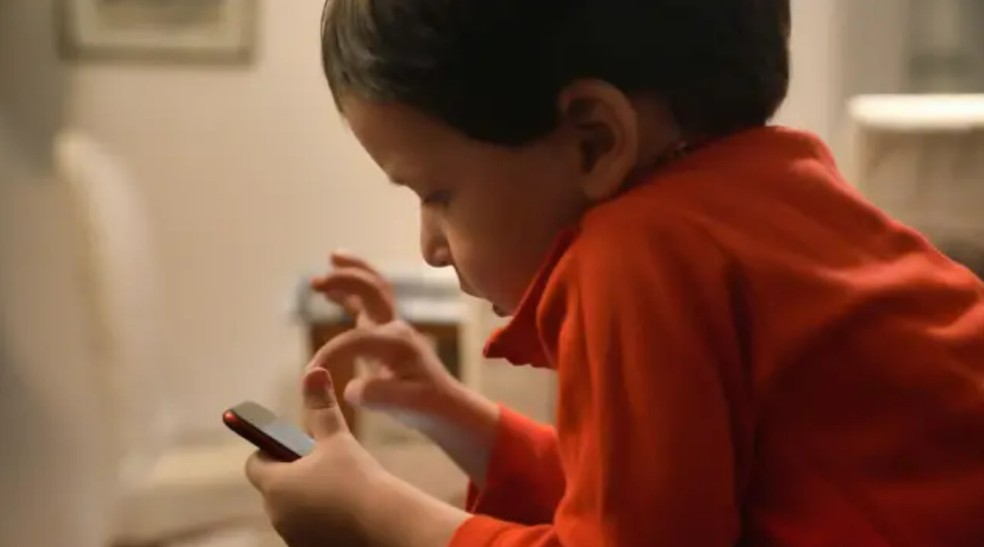 Professor avalia que o desafio dos próximos anos será educar uma geração de 'nativos LLM', que já cresceram usando tecnologias como o ChatGPT — Foto: BBC/Getty Images