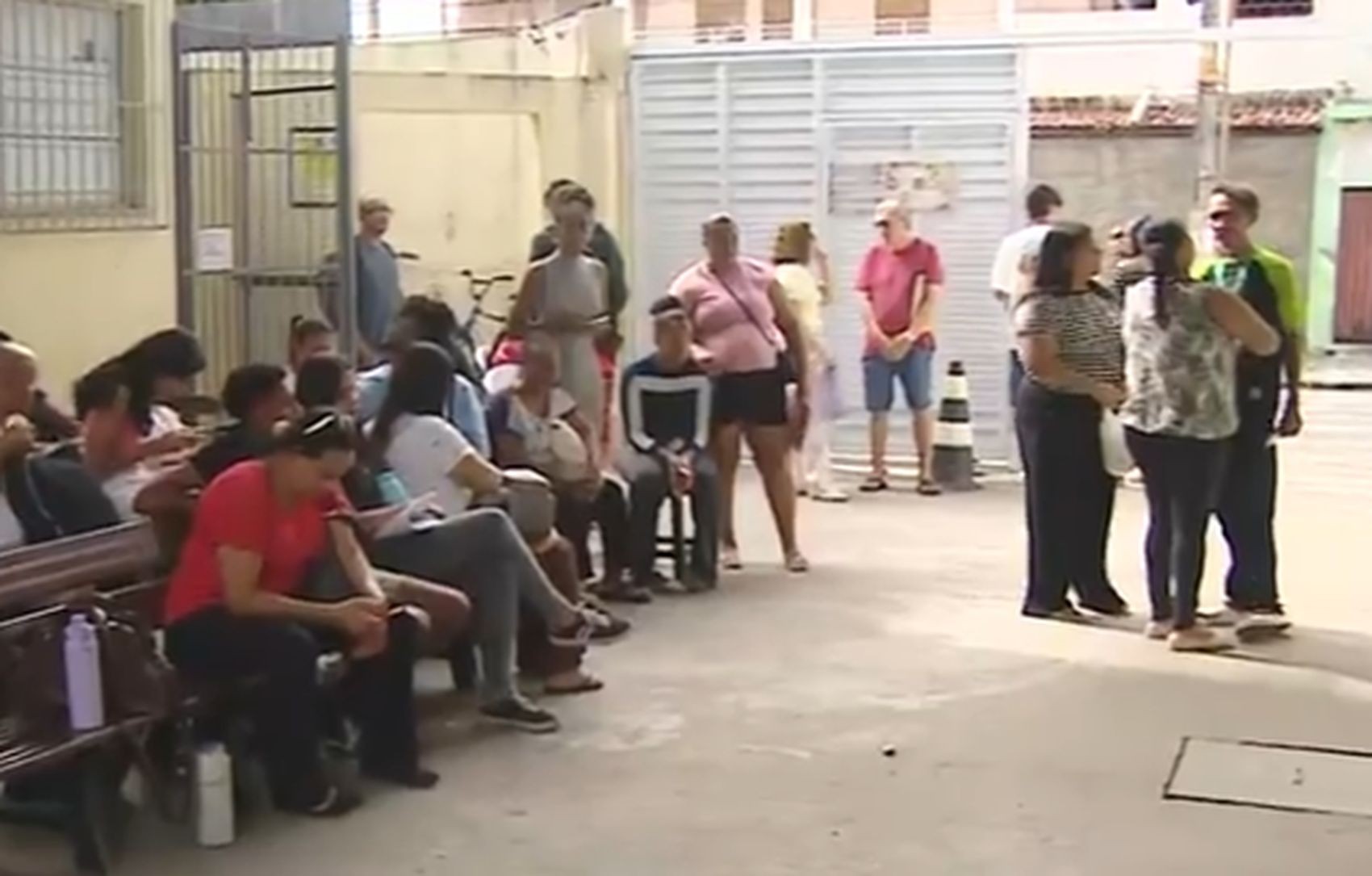 Após anúncio de matrícula presencial, pessoas dormem na porta do IFS para tentar vaga 