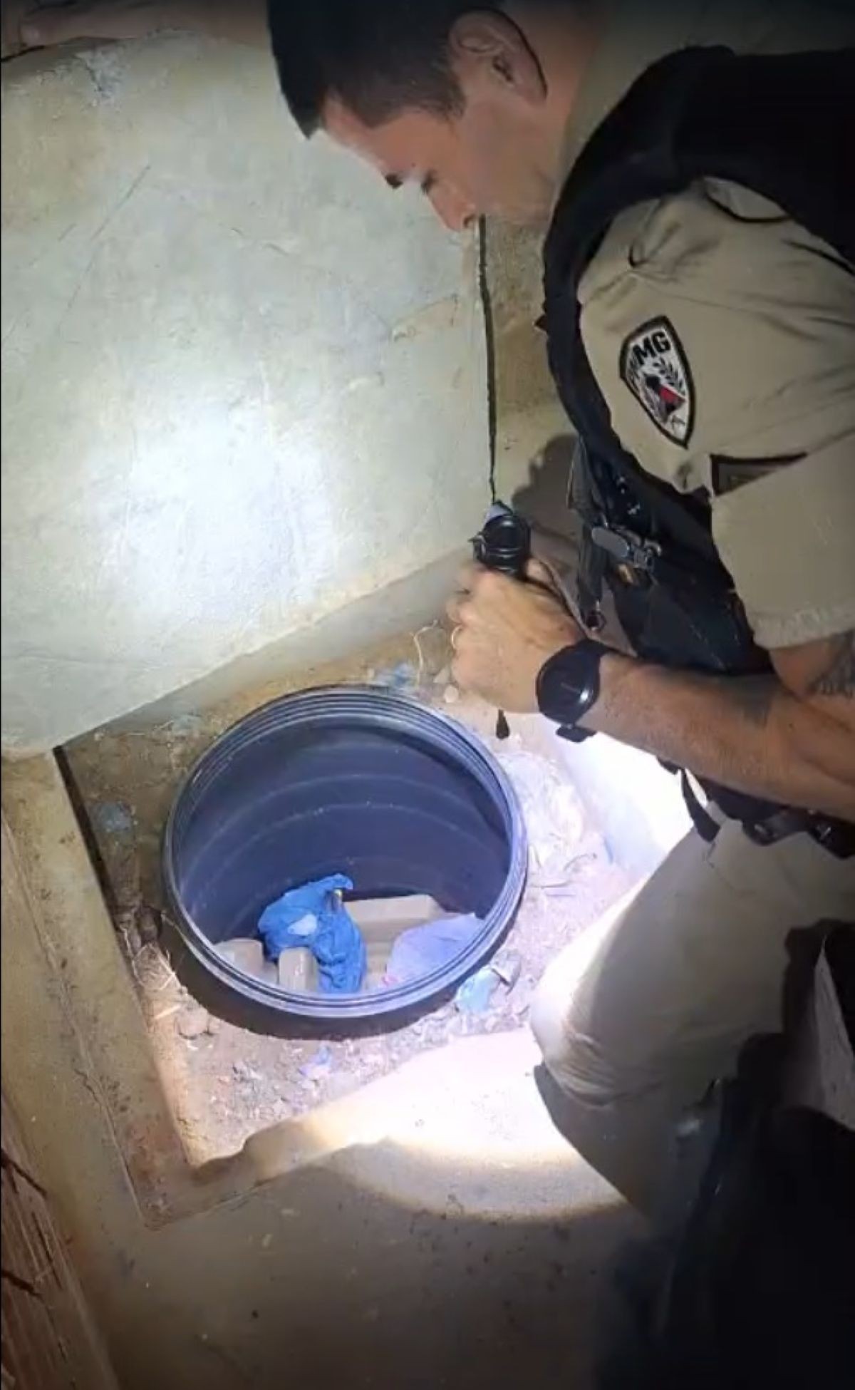 VÍDEO: Polícia encontra drogas escondidas em estrutura de esgoto em MG 