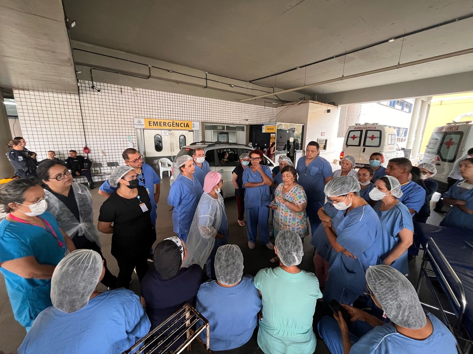 Servidores do IJF paralisam atividades em Fortaleza e fazem manifestação cobrando por melhorias no hospital