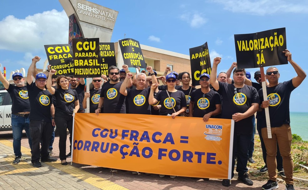Auditores federais da Controladoria Geral da União (CGU) protestaram contra a desvalorização da carreira surante evento do G20 em Natal — Foto: Divulgação