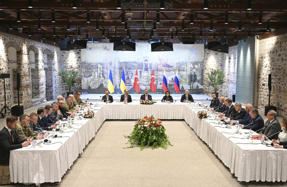 Delegações da Rússia e da Ucrânia durante reunião para tentar um acordo de cessar-fogo, em Istambul, na Turquia, em 16 de maio de 2025. — Foto: Ramil Sitdikov/ Sputnik Pool Foto via AP