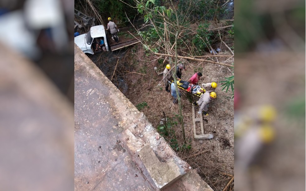 Homem foi resgatado pelos bombeiros após ser salvo pelo neto, em Mineiros — Foto: TV Anhanguera/Reprodução