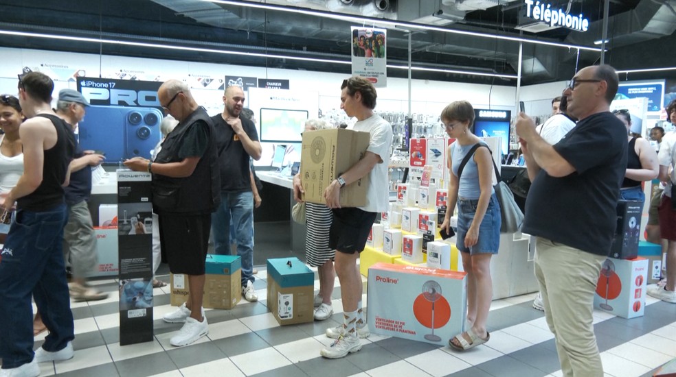 Franceses compram ventiladores e aparelhos de ar-condicionado durante onda de calor — Foto: Reuters