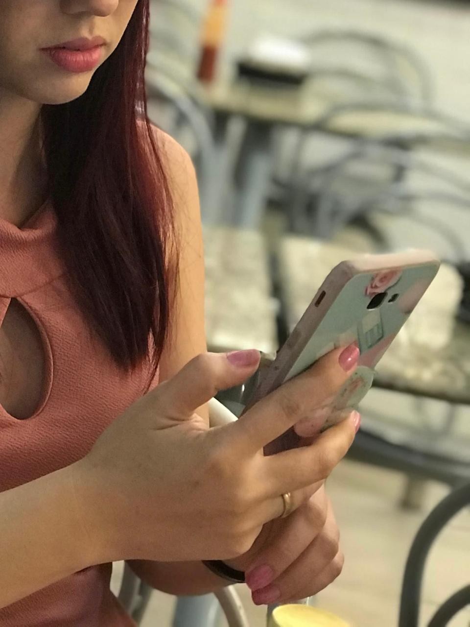 Equatorial Maranhão alerta para os riscos de usar celular enquanto carrega