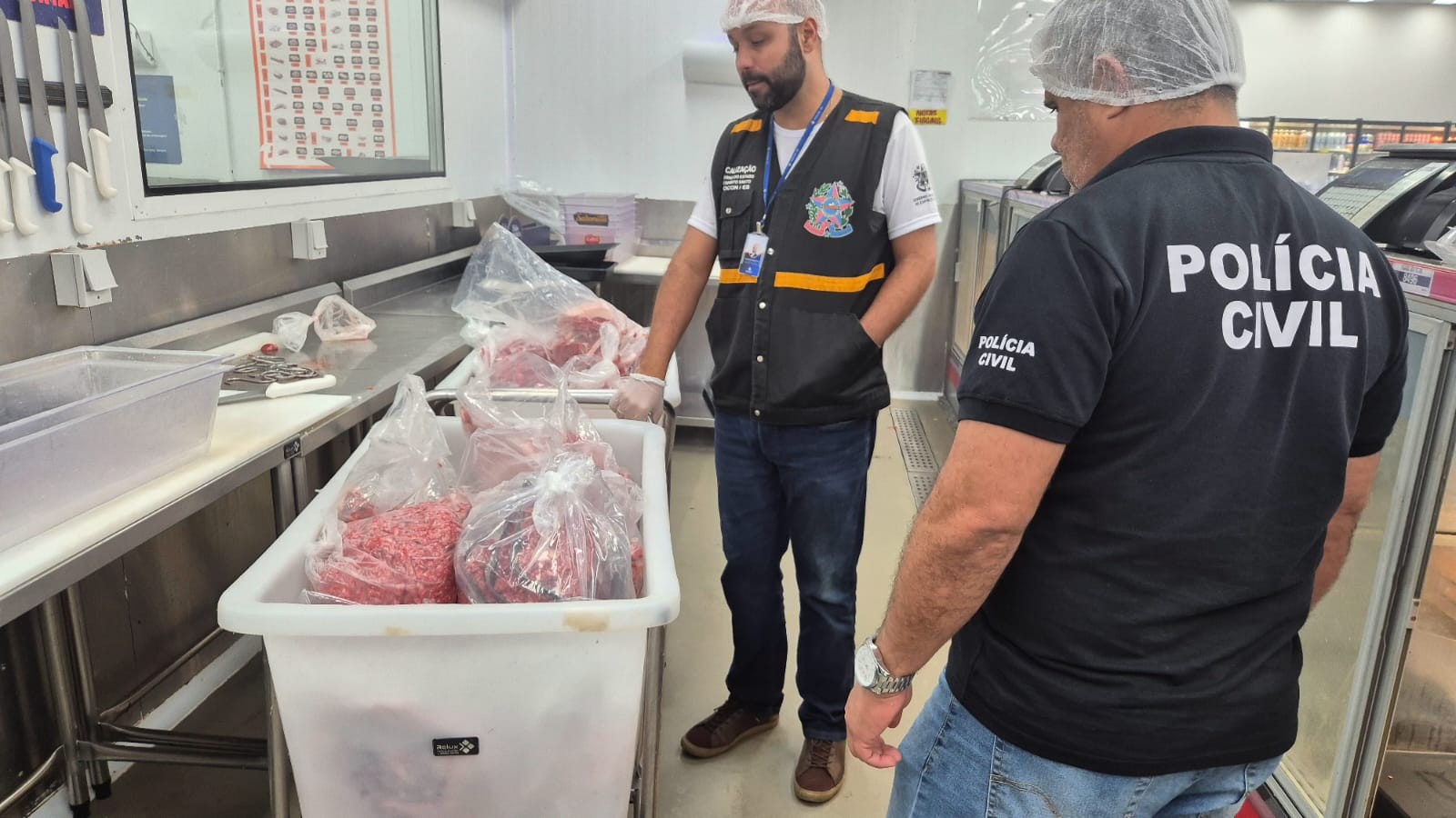 Polícia apreende 280 kg de carne vencida e mais de 230 produtos com mofo e deteriorados em supermercados na Serra, ES