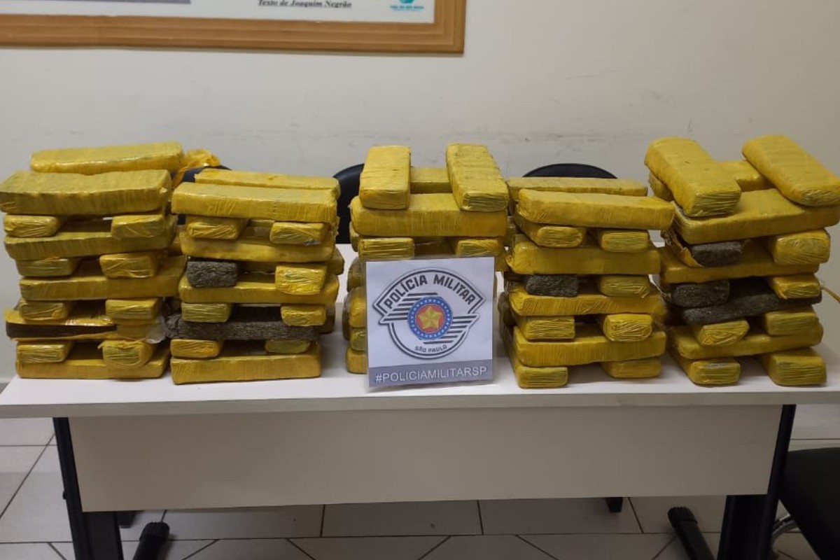 Homens são presos ao serem flagrados com mais de 80 tijolos de maconha em estrada de terra em Avaré