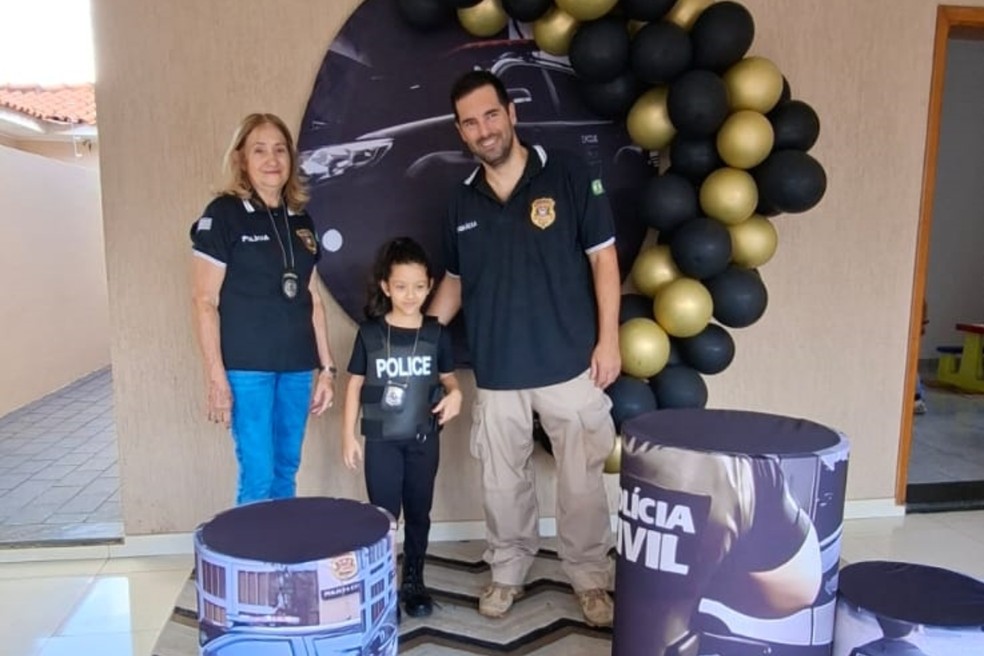 Menina de 7 anos tem sonho de aniversário realizado com presença da Polícia Civil em Dracena (SP) — Foto: Reprodução/Polícia Civil