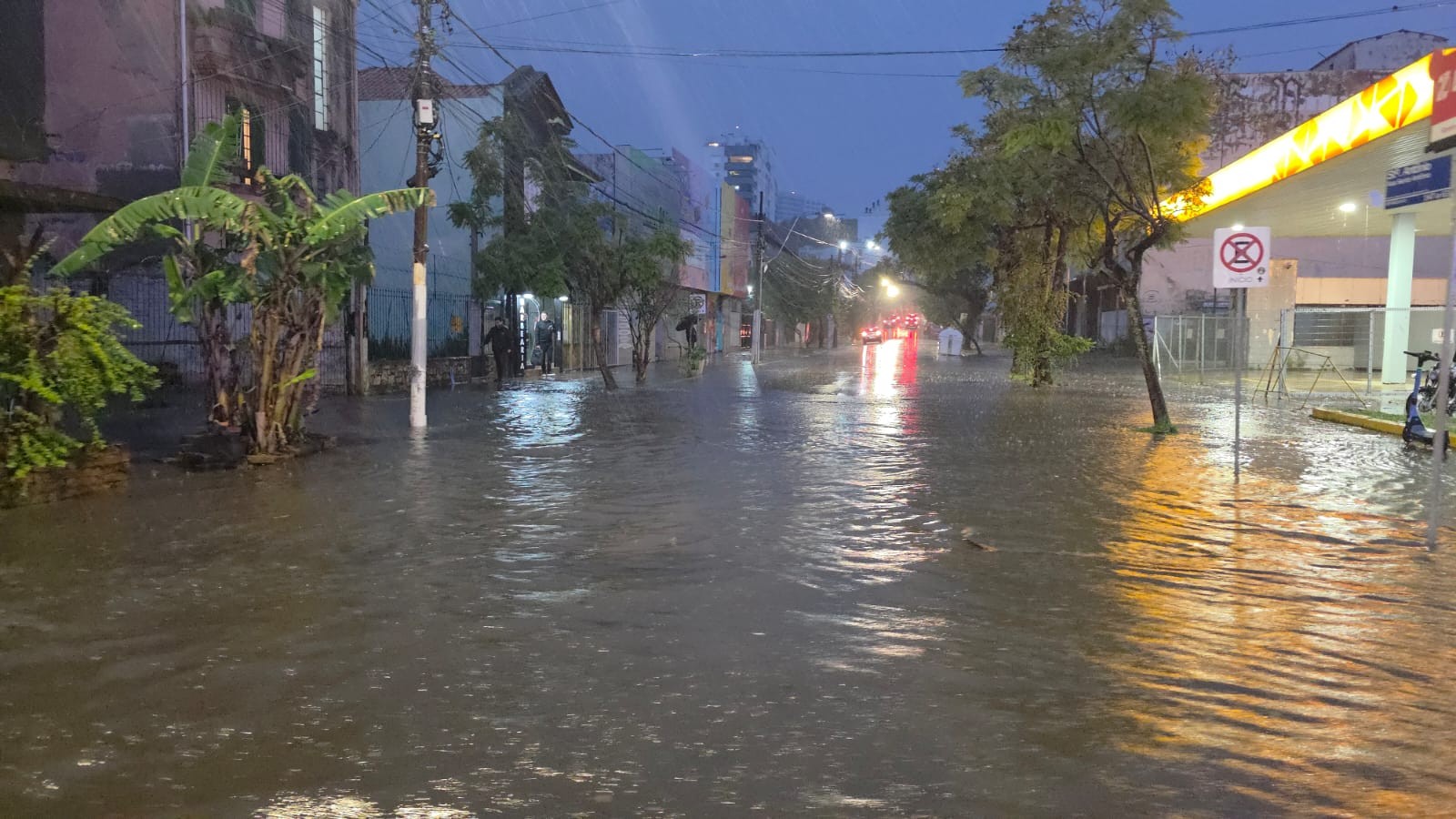 VÍDEO: veja chegada de forte chuva em Porto Alegre; cidade registra alagamentos em menos de uma hora