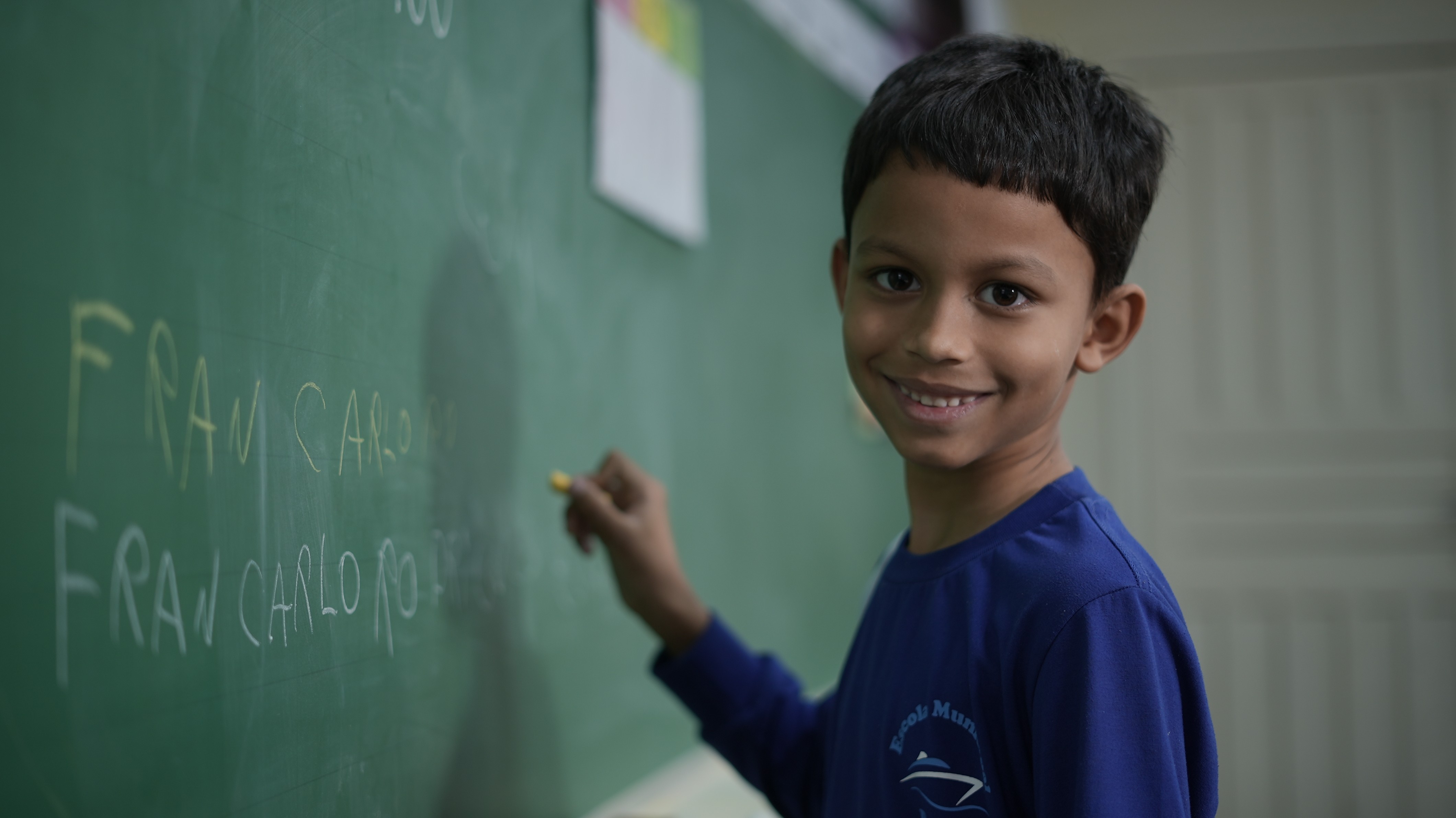 Crescimento de crianças migrantes em Curitiba força adaptação da rede escolar para educação multicultural e acolhimento familiar