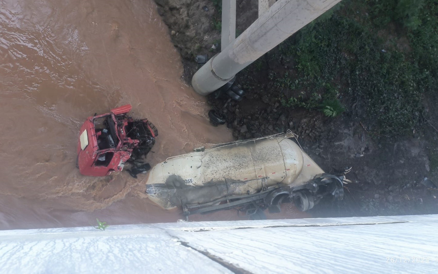 Caminhão bate em mureta da BR-381 e cai em Rio Jaguari em MG; motorista tem ferimentos graves