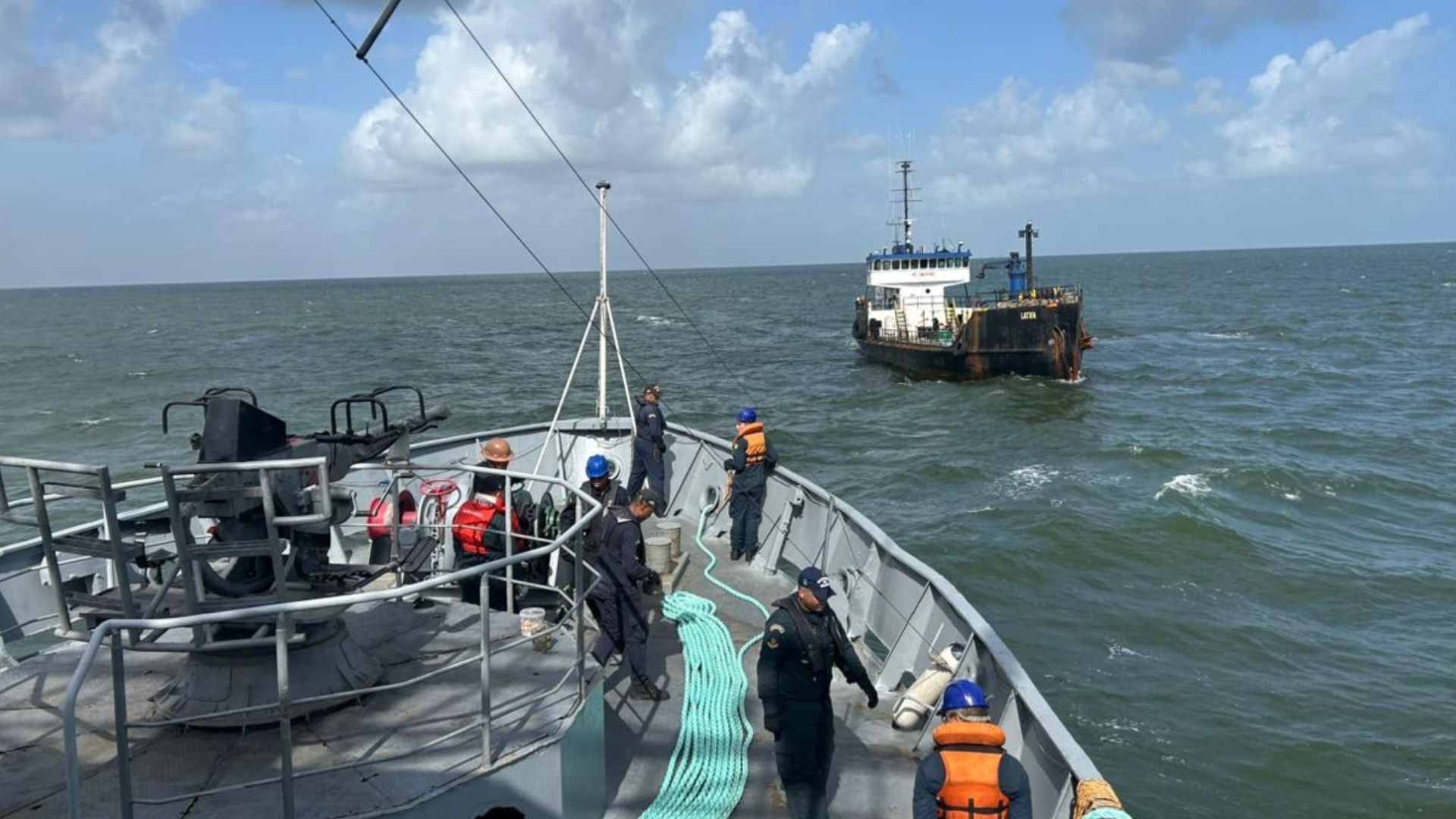 Marinha reboca navio mercante à deriva há mais de 20 dias no Amapá