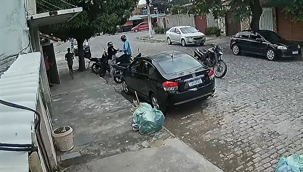 Mulher com joias avaliadas em R$ 8 mil é assaltada na porta de casa em Cabo Frio