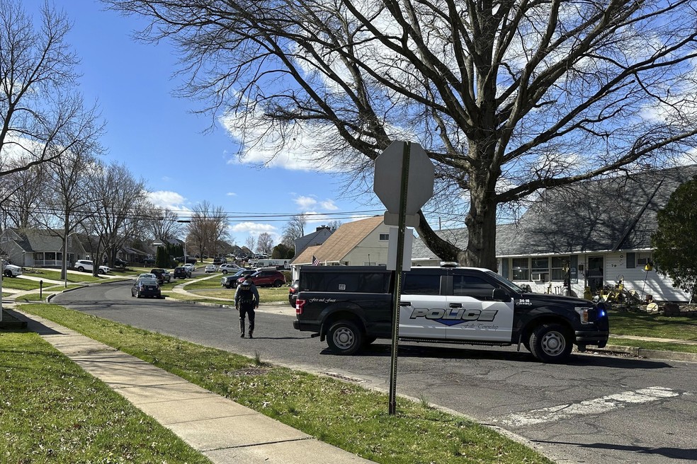 Carro de polícia na cidade de Falls Township, na Pensilvânia, após vários disparos terem sido registrados — Foto: Michael Catalini/AP