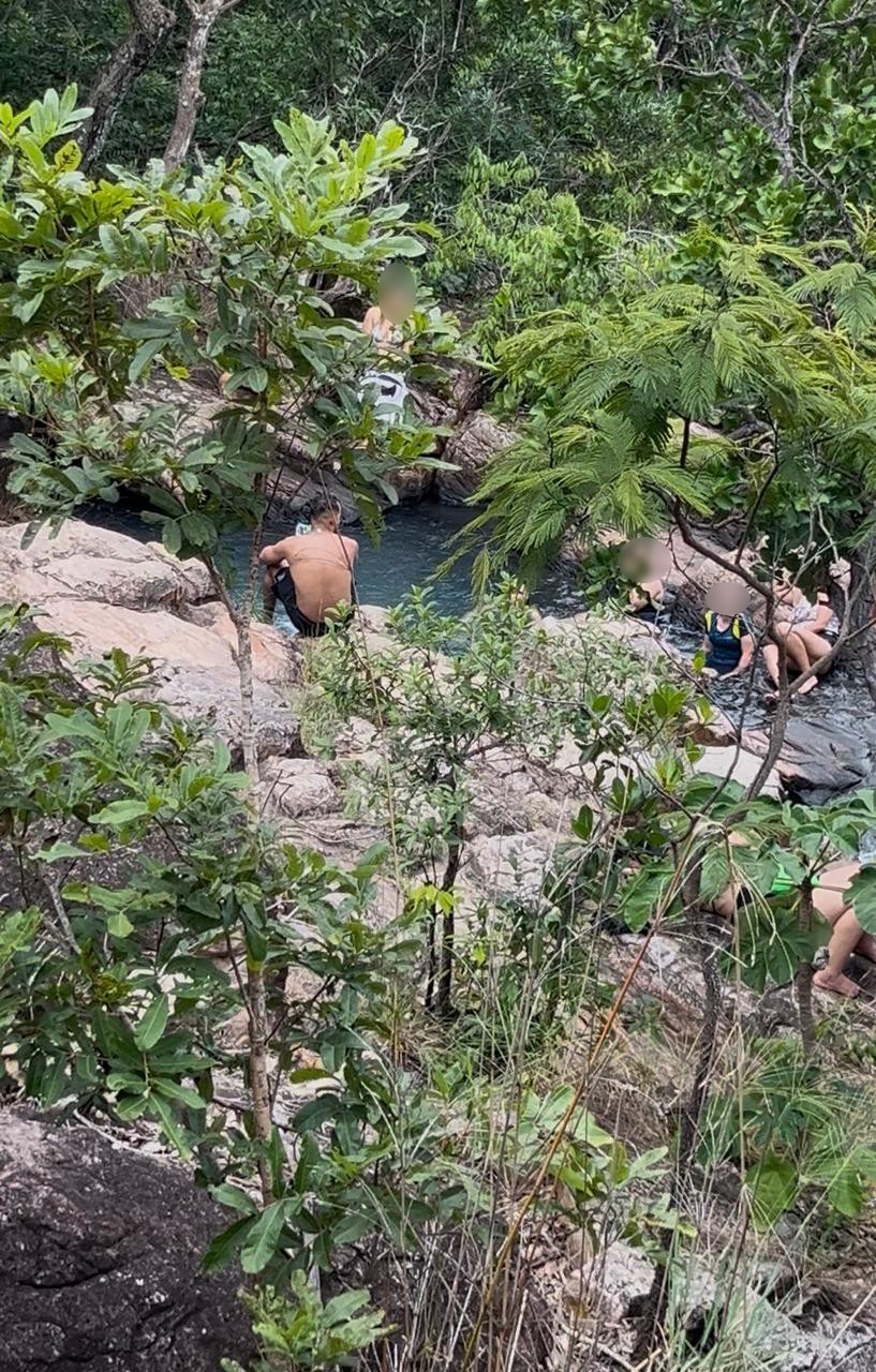 Turistas tomado banho em córrego dentro da unidade de conservação — Foto: Reprodução