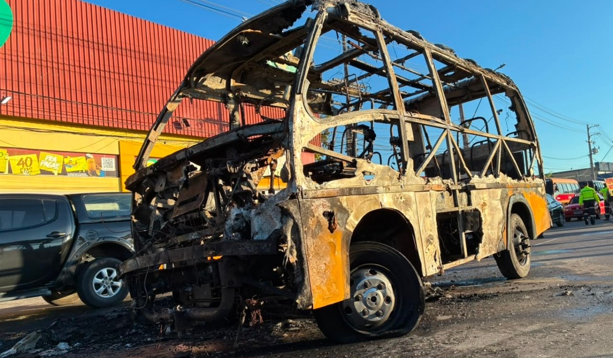 Micro-ônibus é incendiado durante manifestação de trabalhadores do transporte alternativo em Manaus
