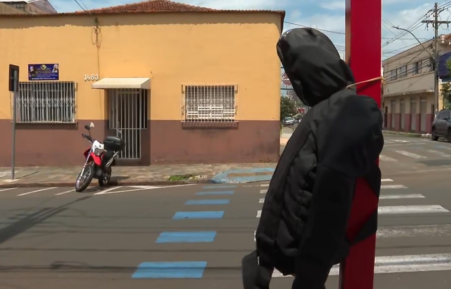 Participantes de marcha do Dia da Consciência Negra encontram boneco preto amarrado pelo pescoço em São Carlos