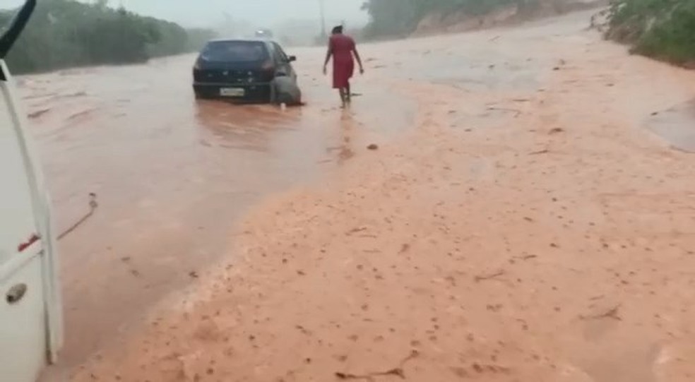 Fortes chuvas alagam Entre Rios na Bahia e mais de 100 famílias foram atingidas — Foto: Reprodução/Redes Sociais