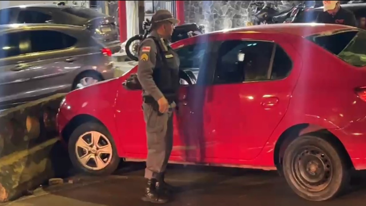Motorista com suspeita de embriaguez bate em carros, atropela motociclista e colide contra bloco de concreto em Manaus