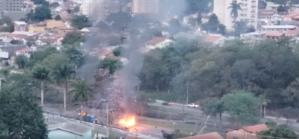 Protesto com incêndio em veículos causa tumulto na Avenida Fundo do Vale em  São José; VÍDEO, Vale do Paraíba e Região