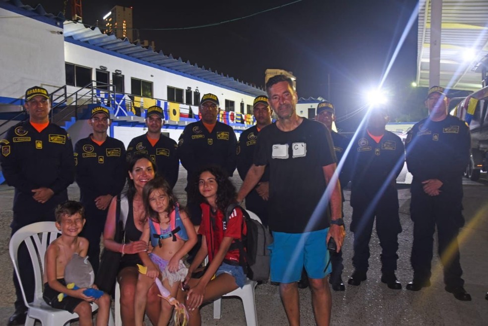 Família brasileira é resgatada de naufrágio na Colômbia — Foto: Força Naval do Caribe