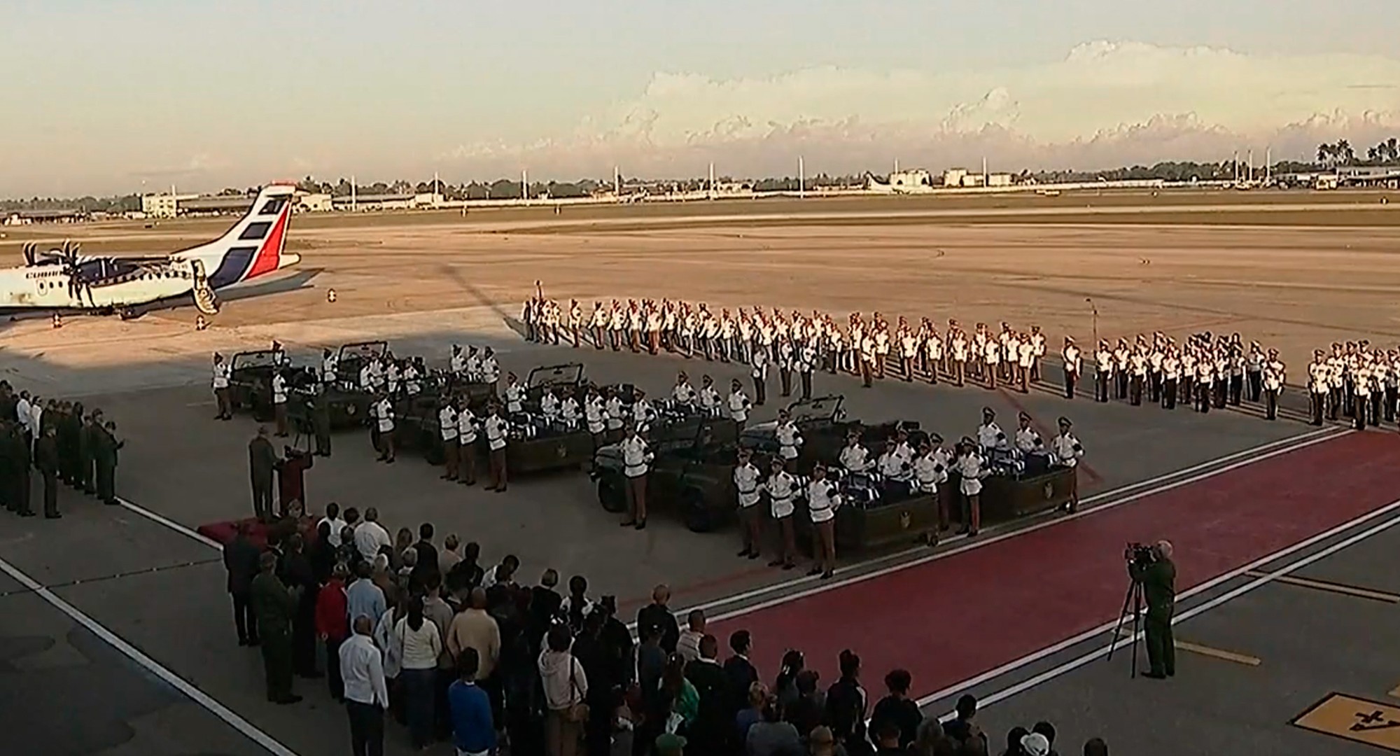 Corpos dos 32 soldados cubanos mortos durante captura de Maduro chegam a Cuba; VÍDEO