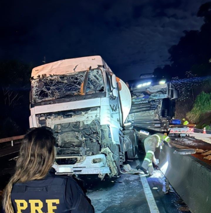 Acidente entre dois caminhões e carreta provoca congestionamento de mais de 20 km na Via Dutra, em Volta Redonda