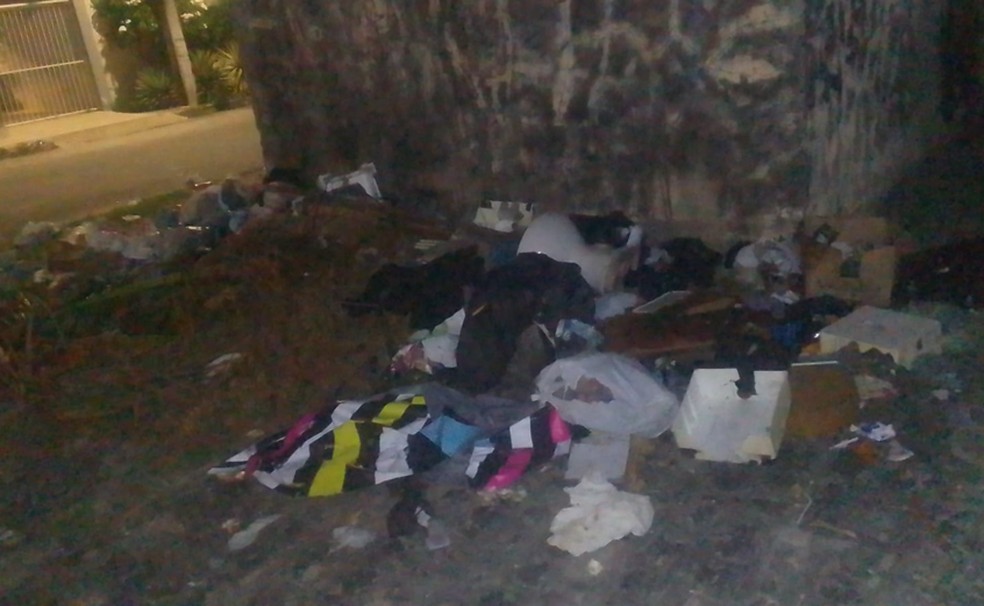 Lixo acumulado no Bairro 17 de Março — Foto: Reprodução/TV Sergipe