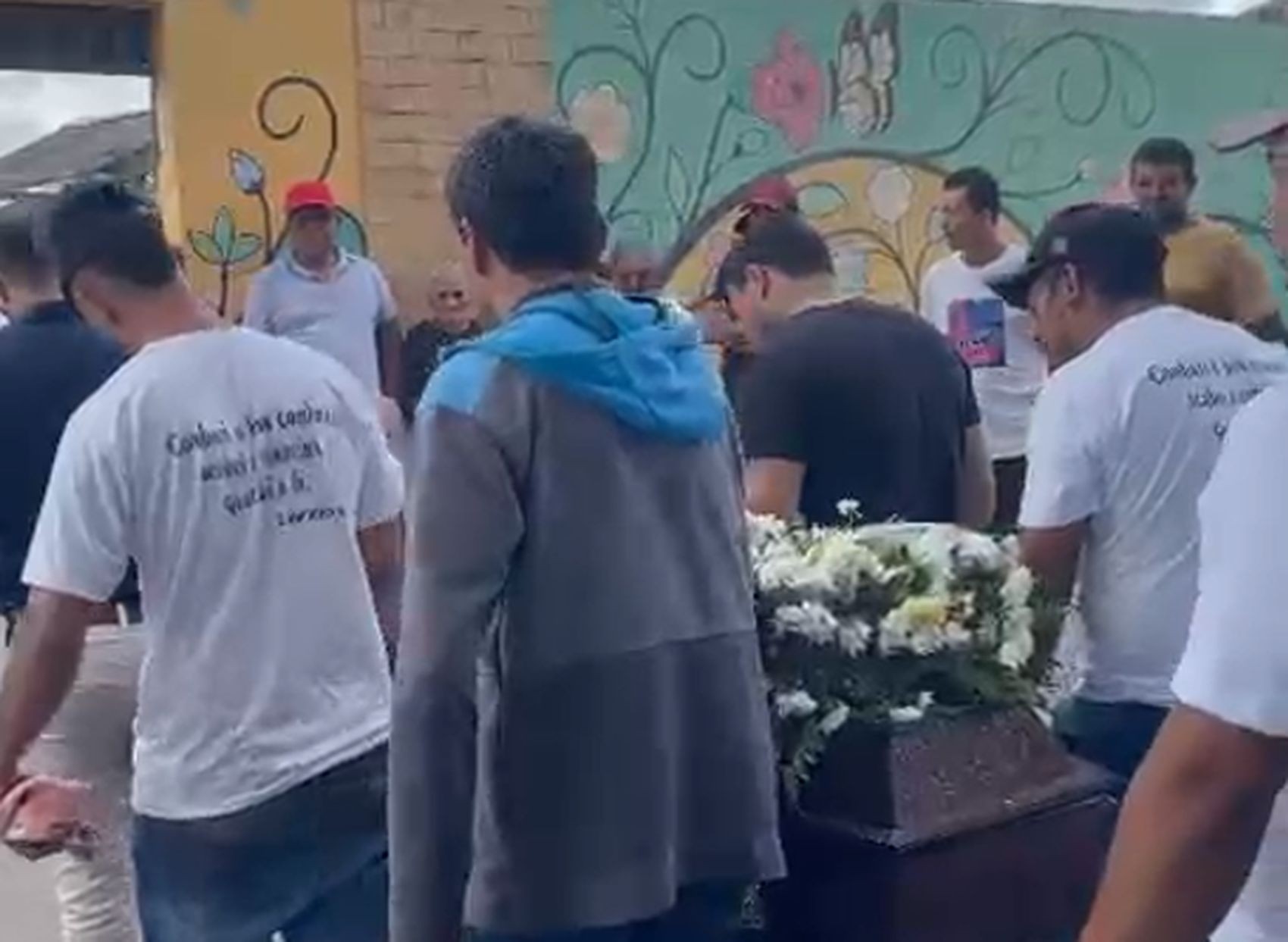 Familiares e amigos se despedem em Sergipe de motorista morto em acidente na BR-101na Bahia