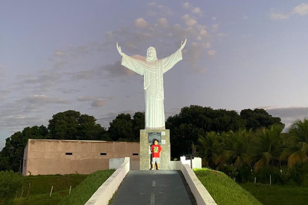 Criança de 5 anos troca Disney por visitar santos gigantes no interior de SP — Foto: Aline Mariane Fernandes/Arquivo pessoal