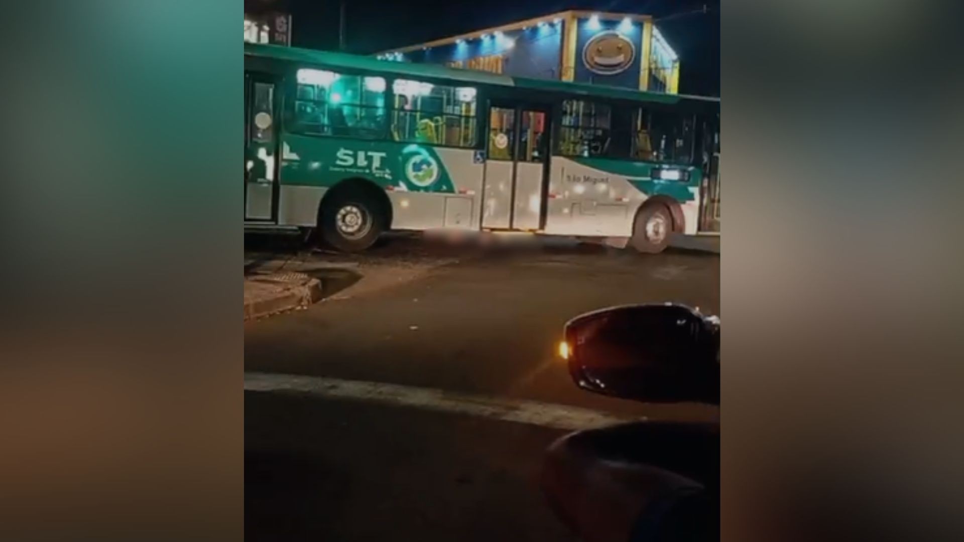 VÍDEO: Idosa é atropelada e fica presa debaixo de ônibus na saída do Terminal Central, em Uberlândia