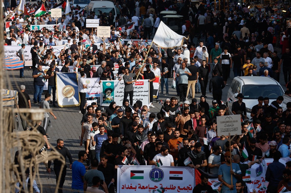 Estudantes iraquianos protestam na capital do país, Bagdá — Foto: REUTERS