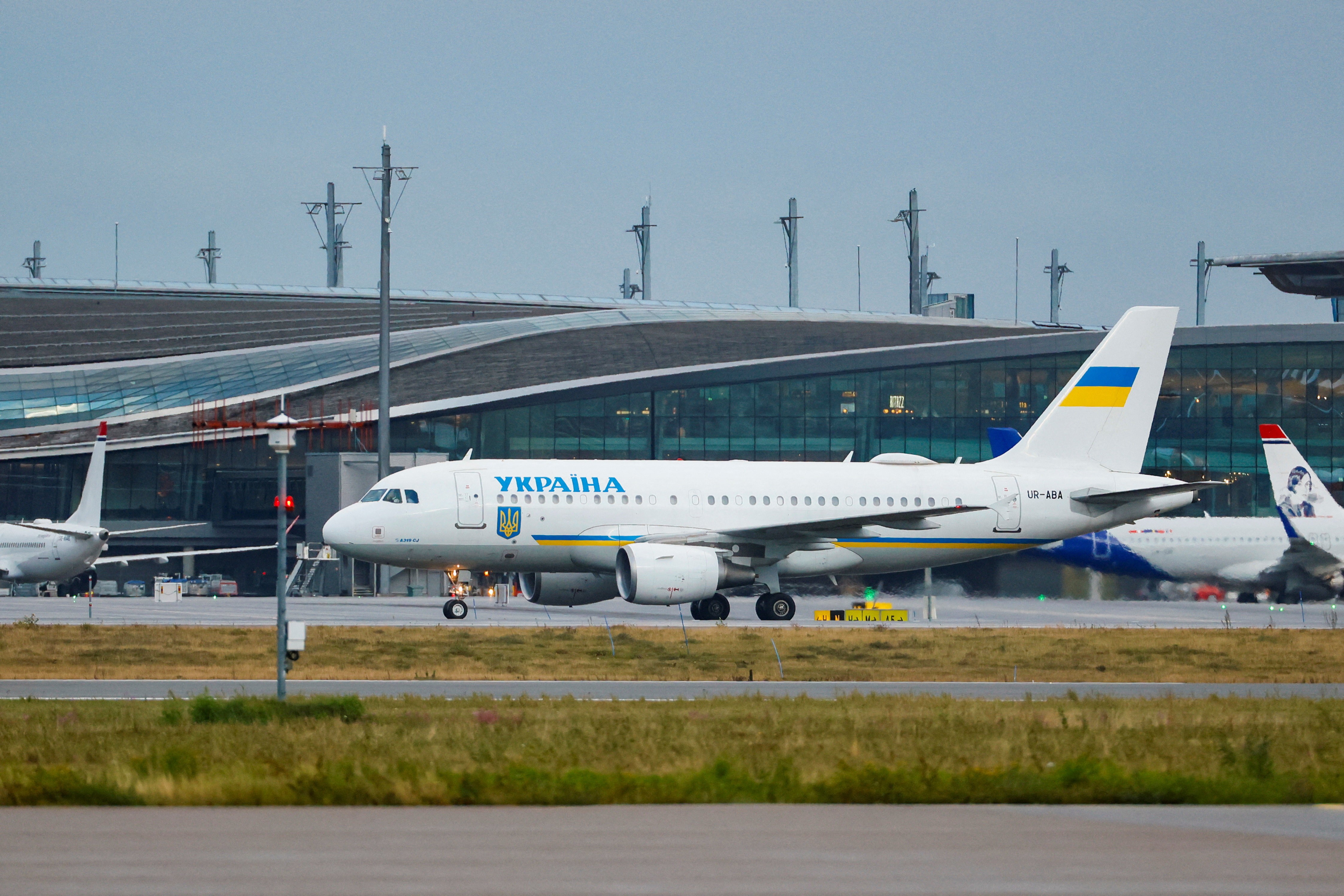 Avião de Zelensky quase é atingido por drone a caminho de Oslo, diz premiê da Noruega