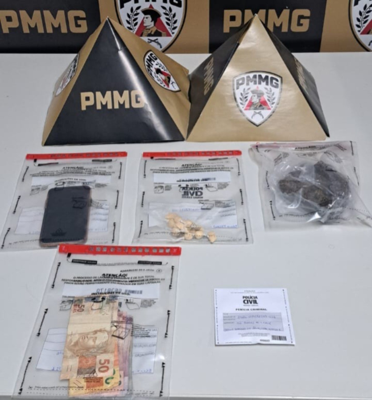 Porções de cocaína são apreendidas em canaleta, entre folhas secas, em Governador Valadares