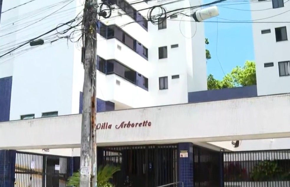 Criança é internada após cair do segundo andar de prédio em Salvador — Foto: TV Bahia