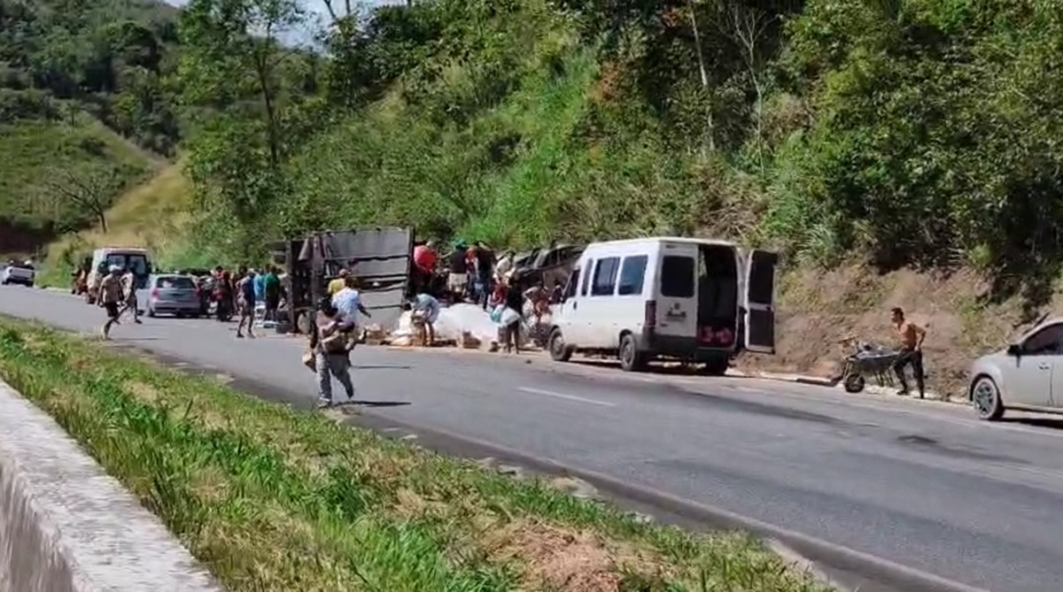 Caminhão é saqueado após tombar na BR-101 próximo à Escada; VÍDEO