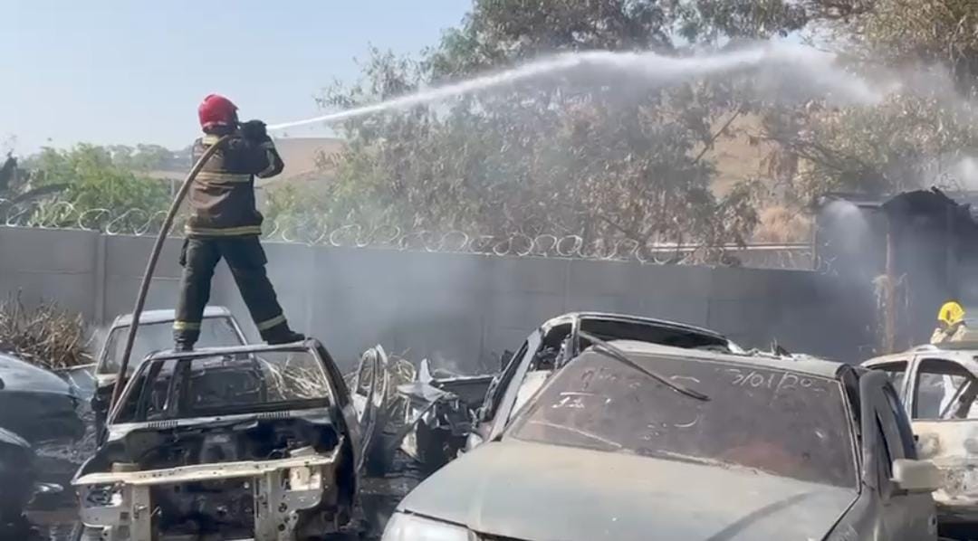 Incêndio destrói 16 carros em loja de peças de Caratinga 