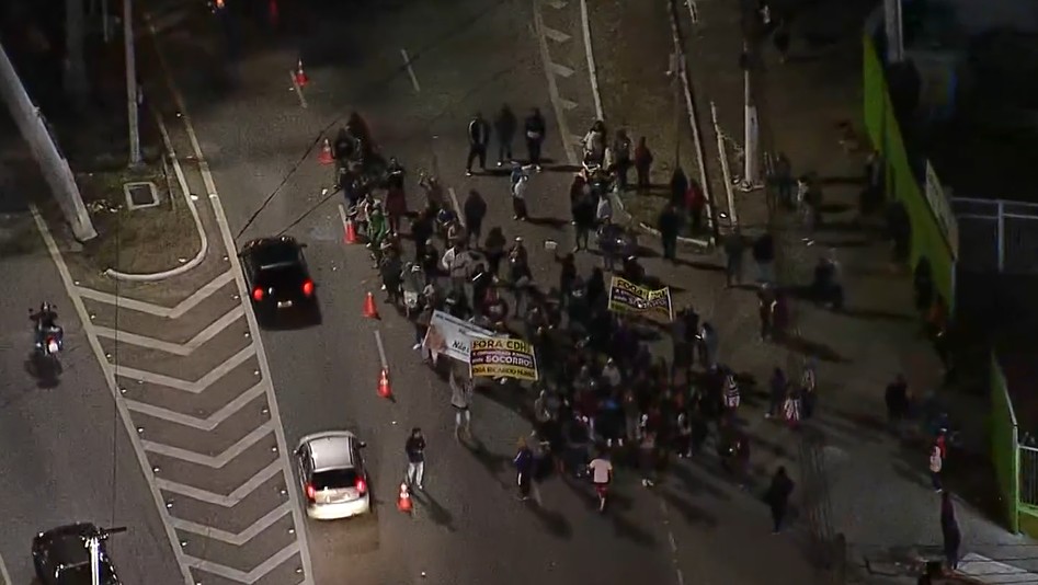 Protesto contra reintegração de posse interdita pistas da Marginal Tietê na Zona Leste de SP