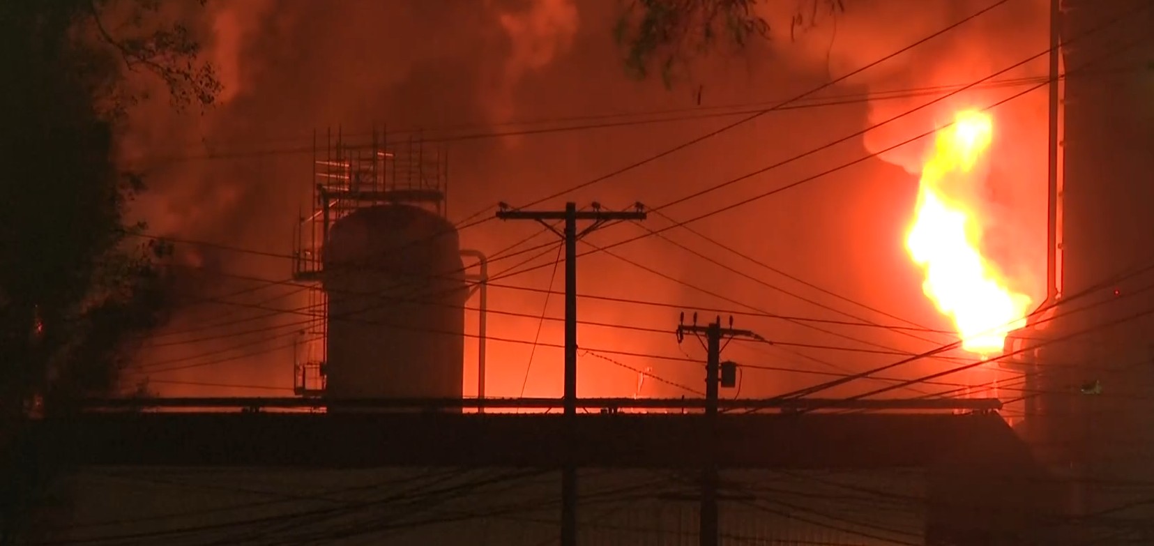 Incêndio de grandes proporções atinge refinaria próxima a Los Angeles, na Califórnia 