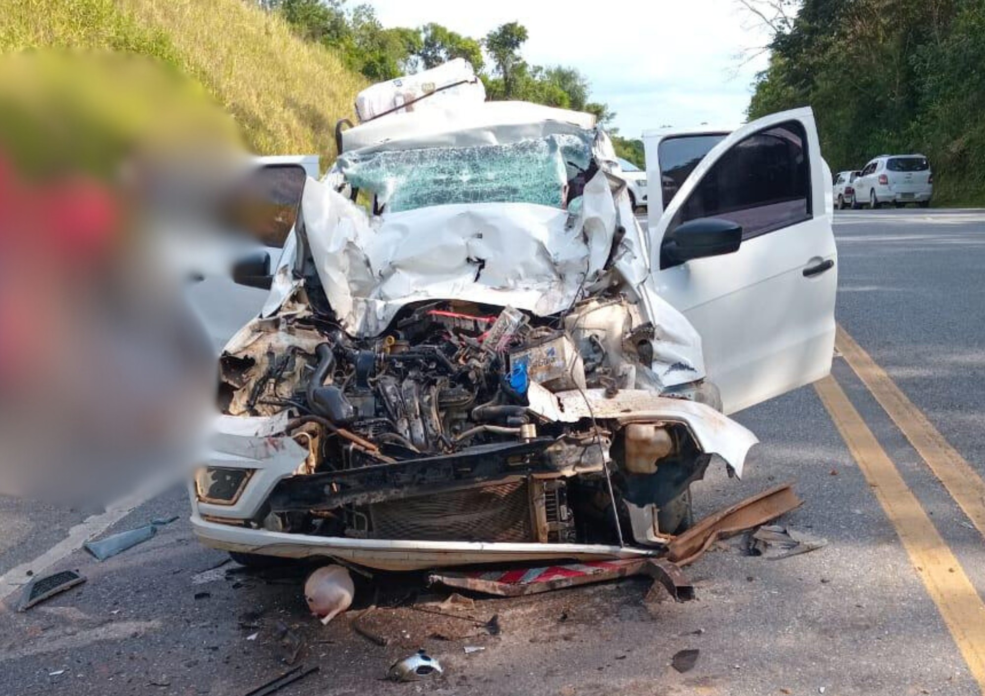 Vítimas de grave acidente na SP-250 em Guapiara seguem internadas na UTI; uma pessoa morreu