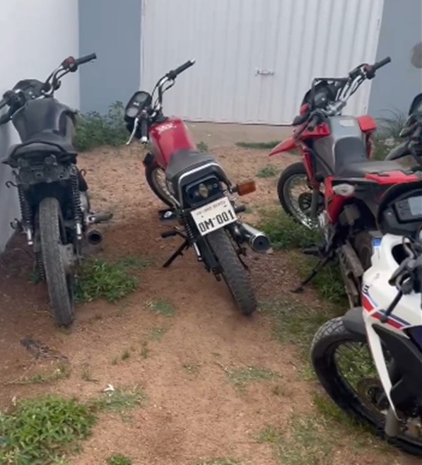 Quatro adultos e sete adolescentes são suspeitos de invadir delegacia e furtar  motos em São Bento 