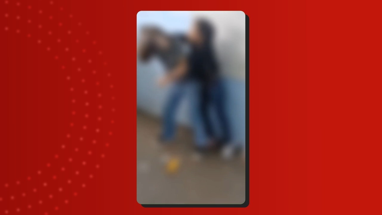 Briga entre alunas em sala de aula é gravada por colegas em escola de Manaus; VÍDEO