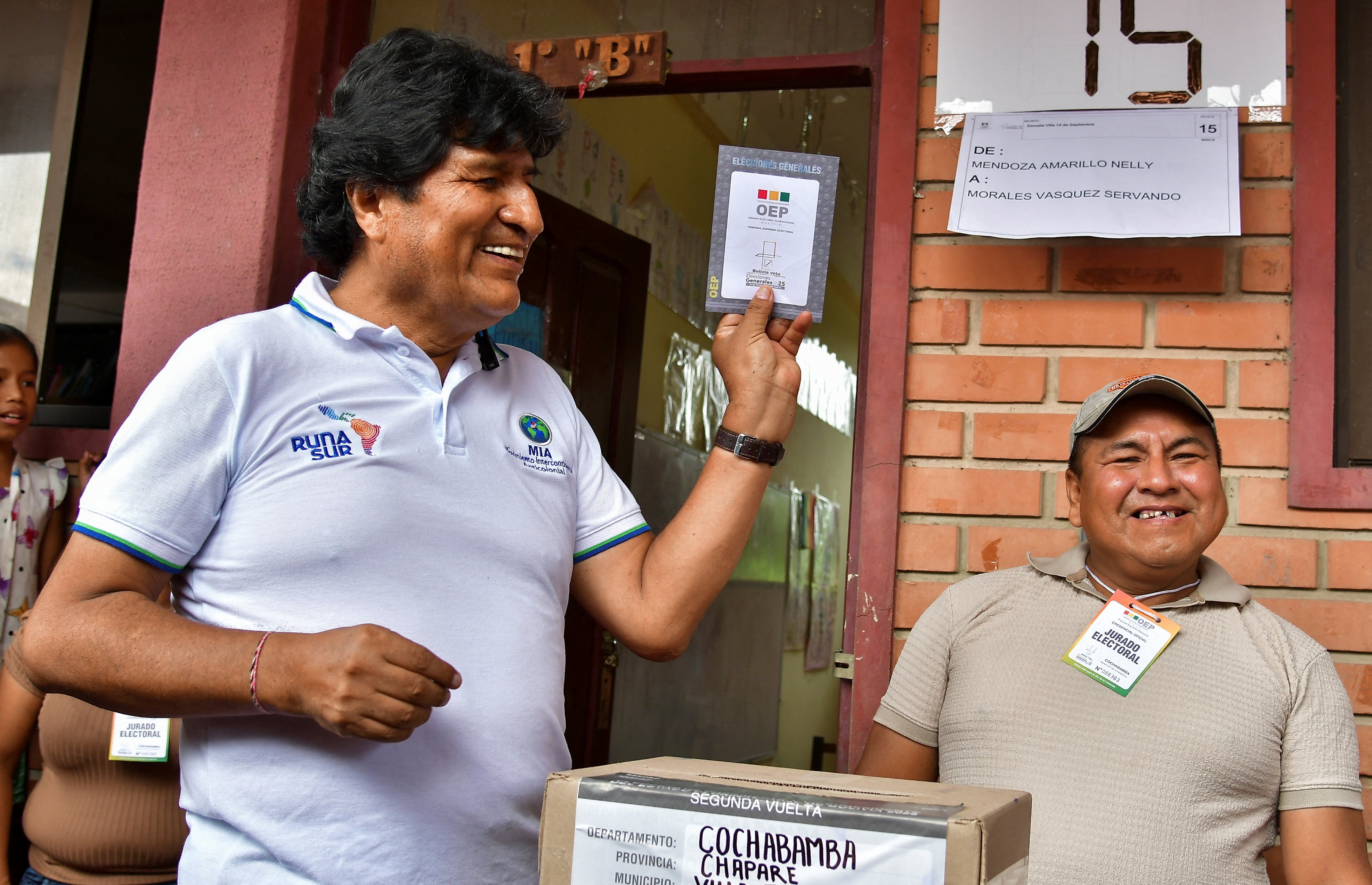 Evo Morales vota no segundo turno da Bolívia mesmo com mandado de prisão emitido contra ele
