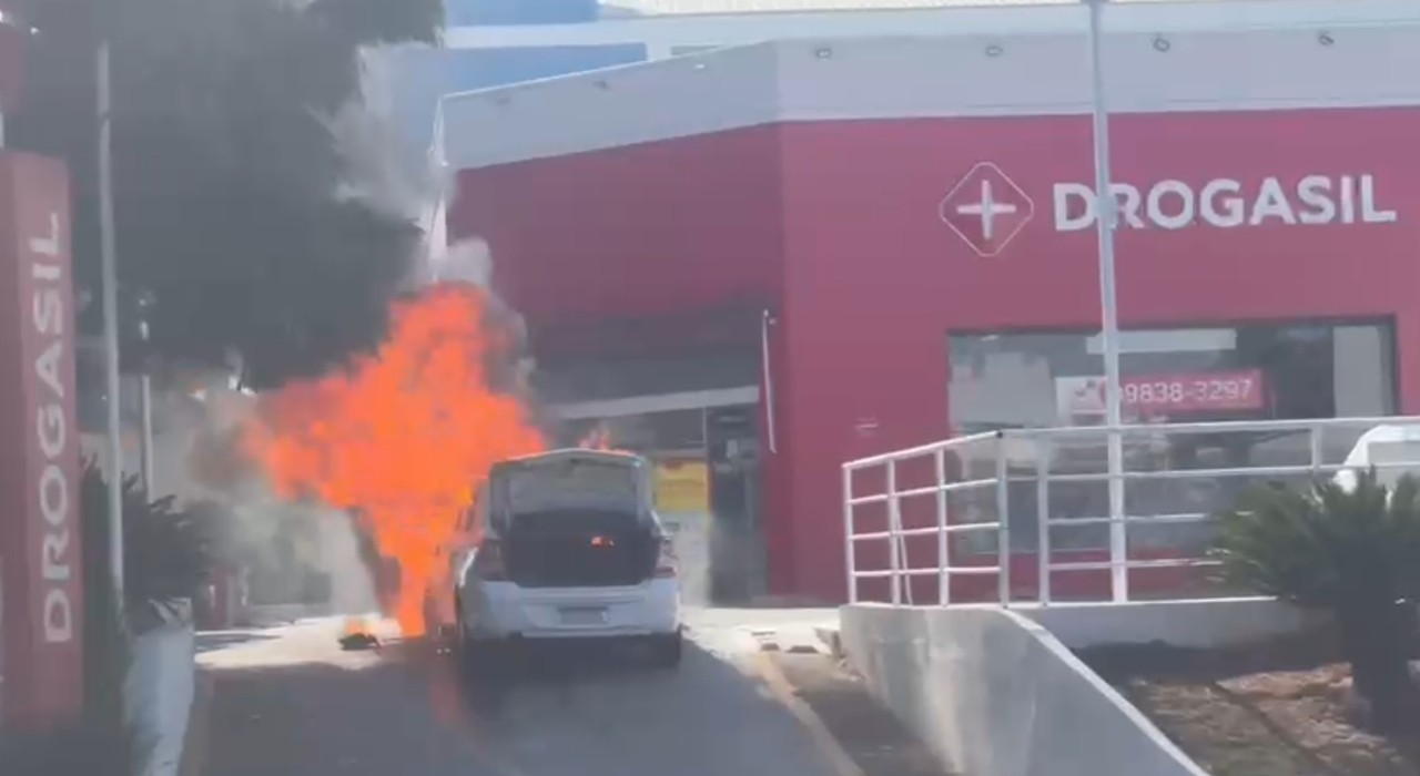 Carro pega fogo em frente a farmácia e mobiliza bombeiros em Sorocaba; veja vídeo 