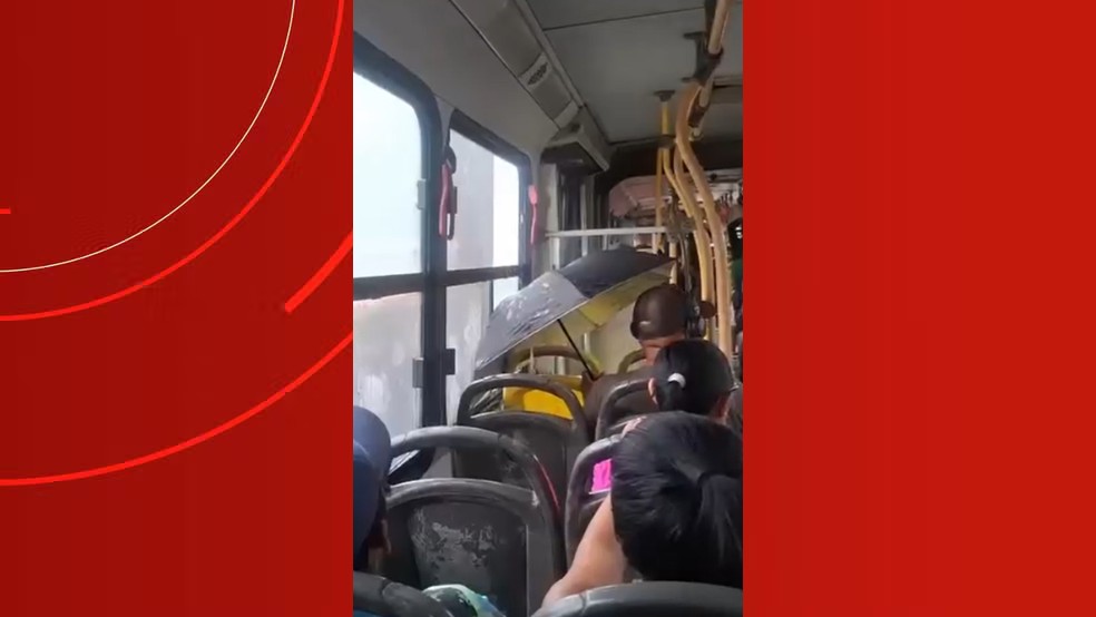 Homem usa guarda-chuva dentro de ônibus para se proteger da chuva em Manaus; VÍDEO