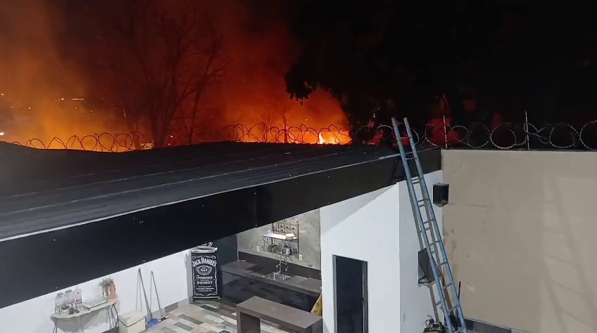 VÍDEO: incêndio em terreno baldio ameaça casas em Contagem
