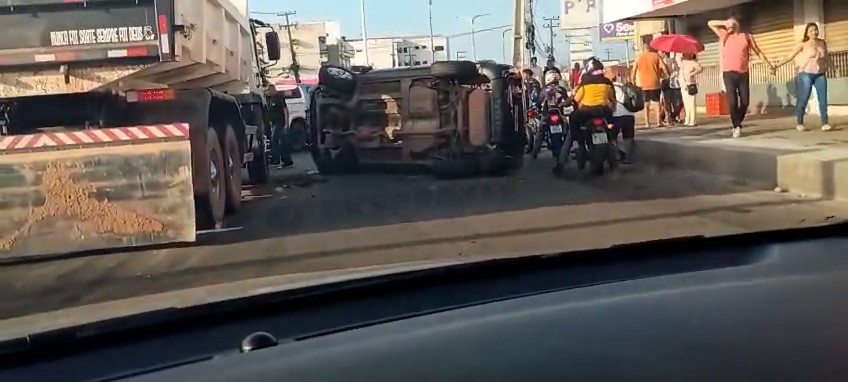 Motorista tomba veículo após colisão na Cohab, em São Luís