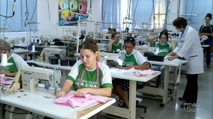 Costureiras de Araguaína fabricam roupas para crianças gaúchas