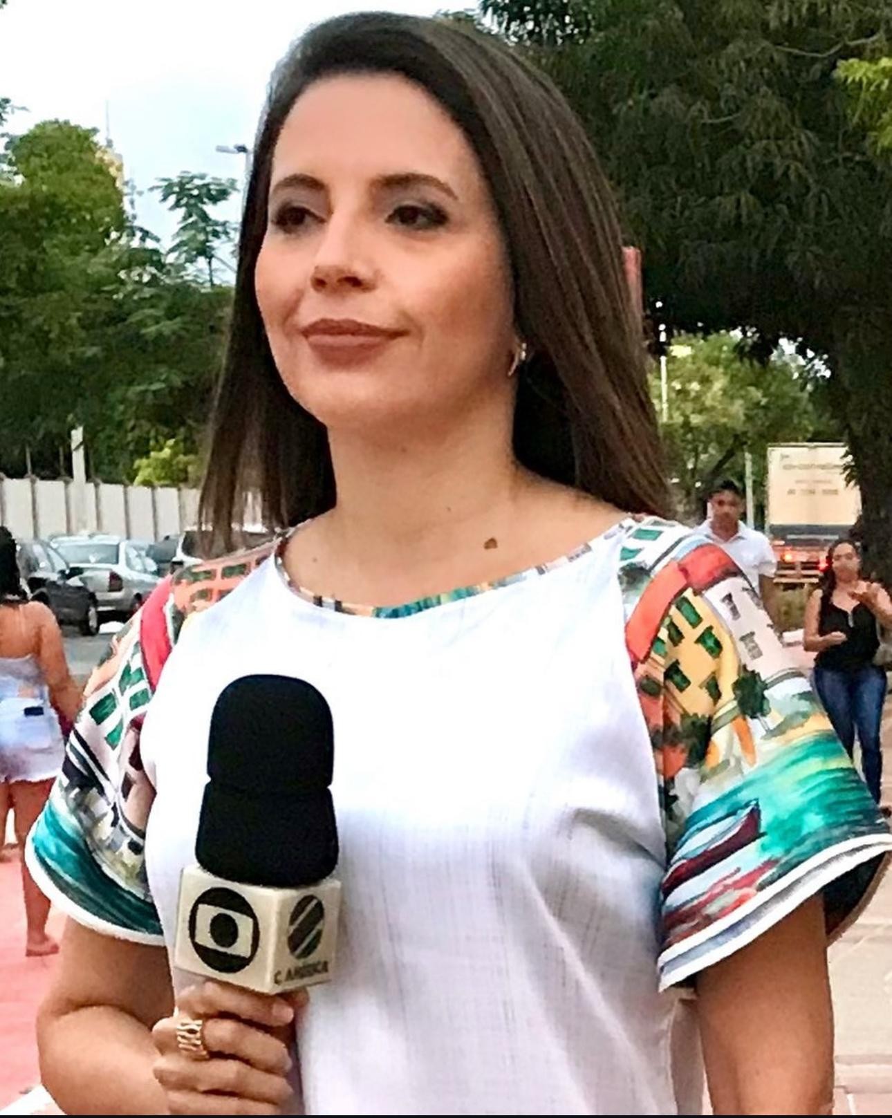 Luzimar Collares atuando como repórter de rua em Cuiabá — Foto: Arquivo pessoal