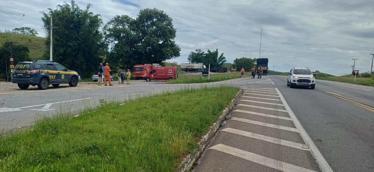 Acidente entre carro e carreta deixa idosa ferida na BR-393, em Barra do Piraí
